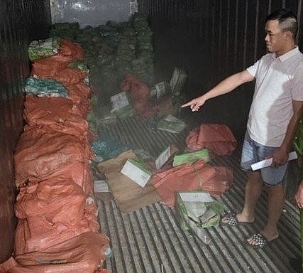 Đối tượng Trần Văn Cối cùng tang vật. (Ảnh: Công an tỉnh Quảng Ninh)