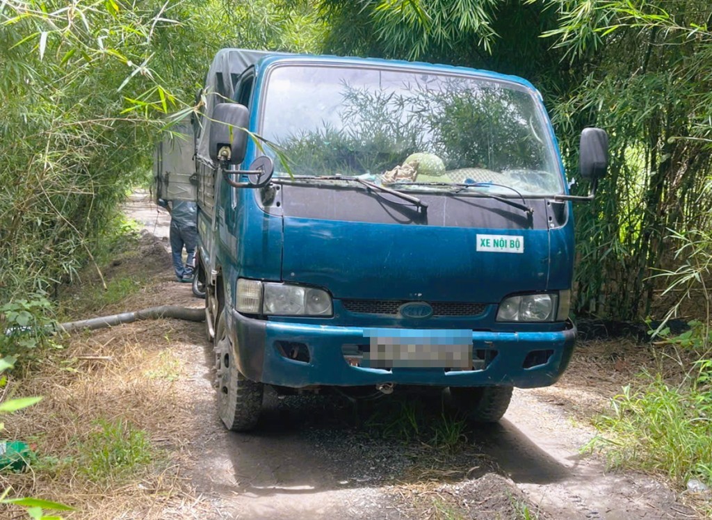 Đồng Nai: Bắt quả tang hai xe tải đổ chất thải trái phép giữa khu vực vườn tràm