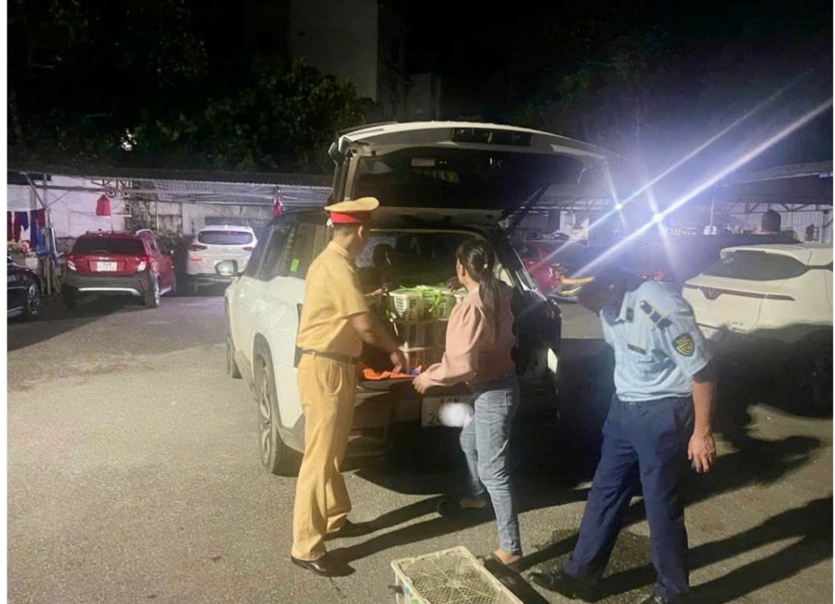 Lực lượng chức năng kiểm tra phương tiện. Ảnh: Phòng Cảnh sát giao thông - Công an tỉnh Quảng Ninh