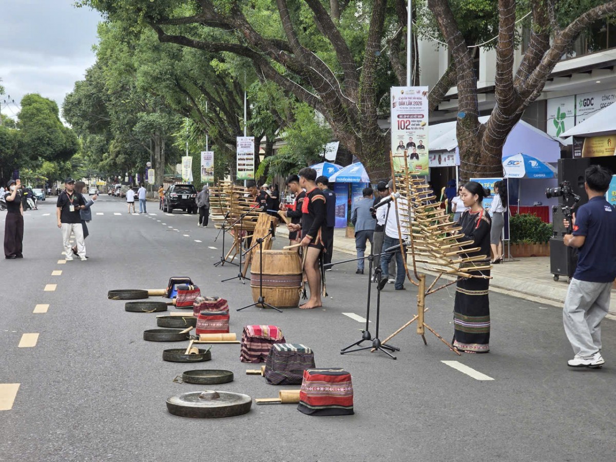 Âm vang cồng chiêng góp sắc màu văn hóa cho đêm tổng kết Lễ hội Ẩm thực Sầu riêng Đắk Lắk