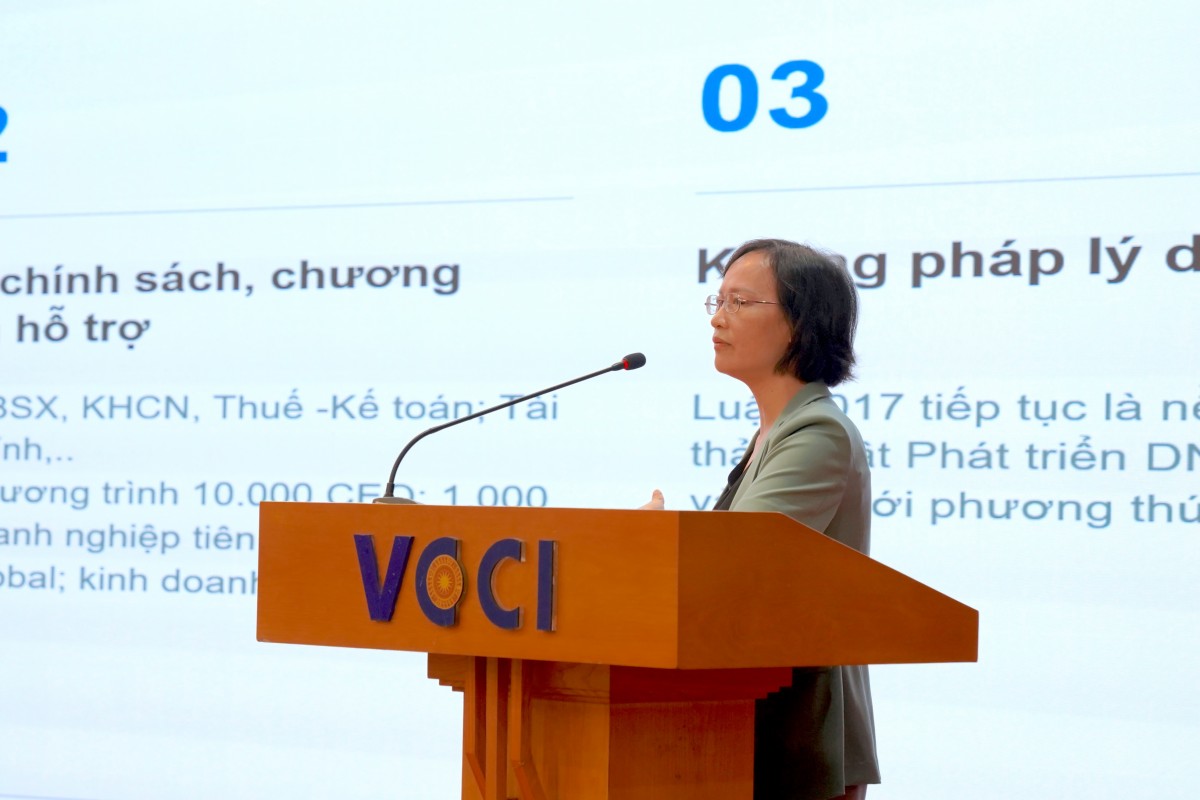 Bà Nguyễn Thị Bích Thủy, Trưởng phòng Doanh nghiệp nhỏ và vừa, Cục Phát triển doanh nghiệp tư nhân và kinh tế tập thể, trình bày các chính sách hỗ trợ doanh nghiệp và hộ kinh doanh.