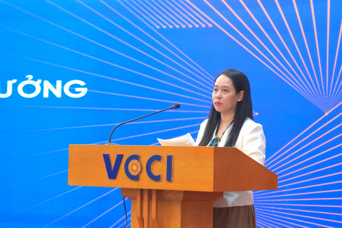 Bà Cao Thị Thanh Lan, đại diện Cục Quản lý, giám sát chính sách thuế, phí và lệ phí, thông tin về các đề xuất giảm thuế và đơn giản hóa phương pháp tính thuế cho hộ kinh doanh.