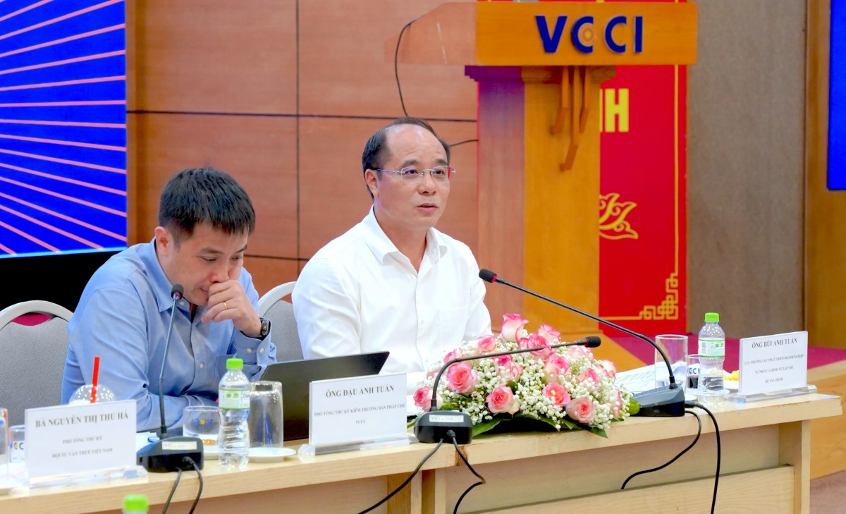 Ông Bùi Anh Tuấn, Cục trưởng Cục Phát triển doanh nghiệp tư nhân và kinh tế tập thể, trao đổi tại phần thảo luận của hội thảo.