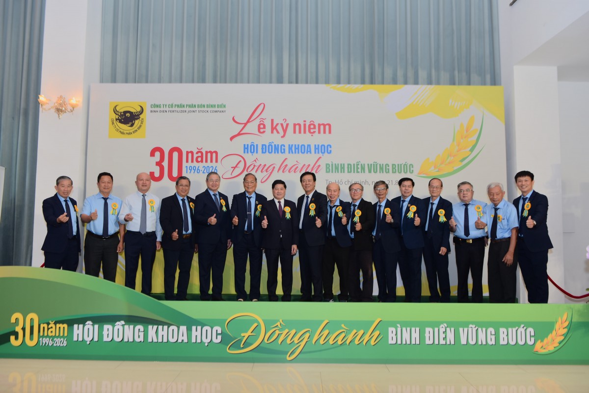 Các thành viên Hội đồng Khoa học Công ty CP Phân bón Bình Điền qua các thời kỳ chụp ảnh lưu niệm tại buổi lễ.