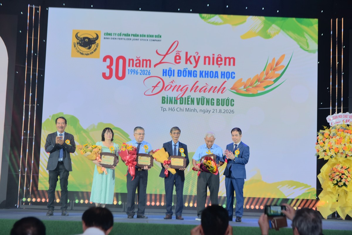 Công ty CP Phân bón Bình Điền trao biểu trưng tri ân nguyên thành viên Hội đồng Khoa học và đại diện gia đình các nhà khoa học đã qua đời. Đây là những người đặt nền tảng, đồng hành cùng Bình Điền khảo nghiệm, trình diễn và chuyển giao tiến bộ kỹ thuật tại nhiều vùng sản xuất trong nước cũng như tại Lào, Campuchia và Myanmar.