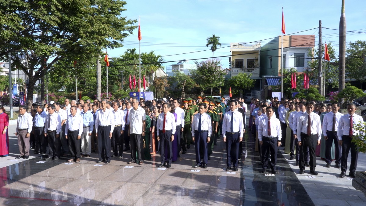 Đại biểu dâng hương tưởng niệm các thế hệ tiền nhân đã góp phần xây dựng và bảo vệ quê hương Tam Kỳ.