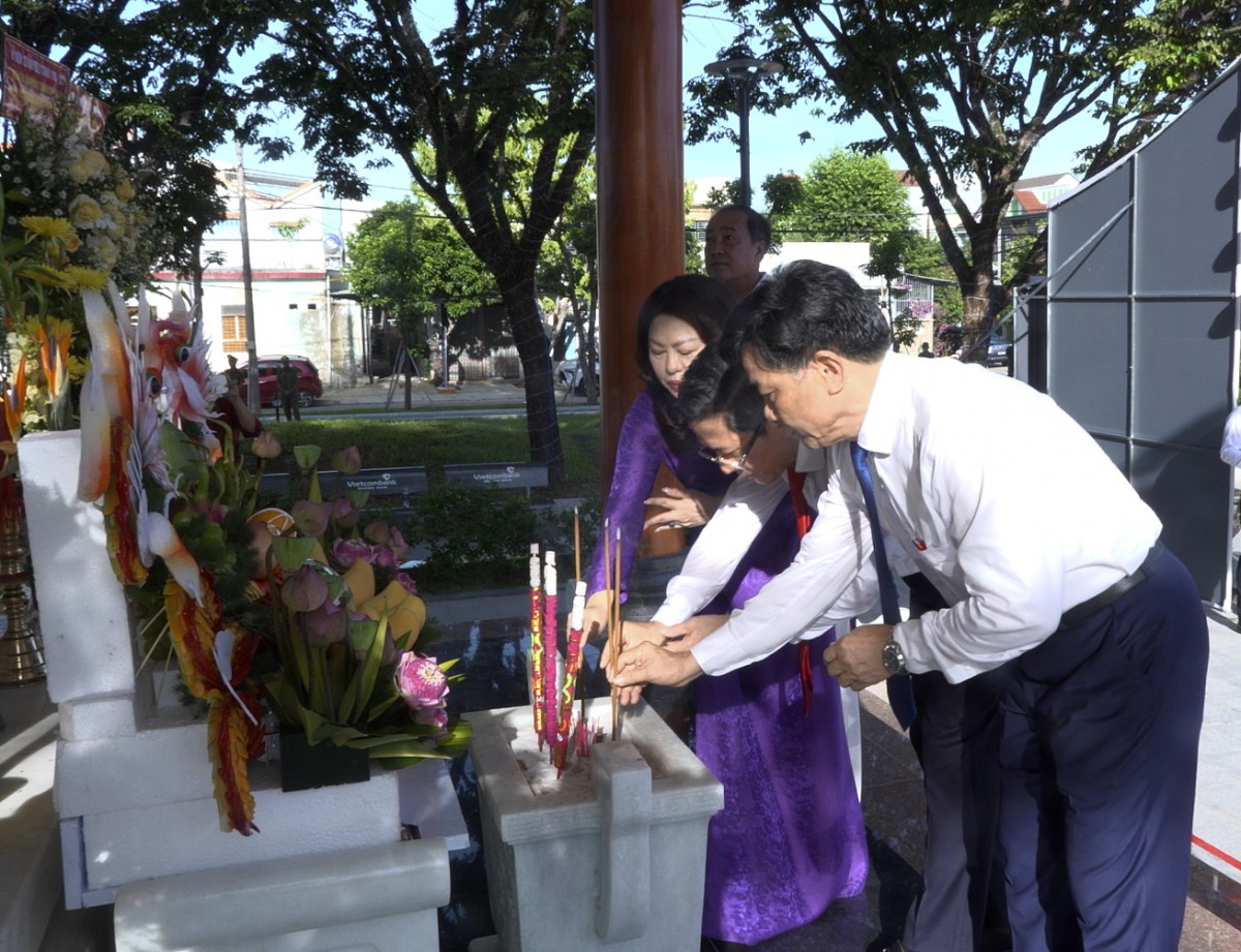 Nghi thức dâng hương thể hiện lòng thành kính, tri ân đối với các Anh hùng liệt sĩ và những người đã hy sinh vì quê hương, đất nước.