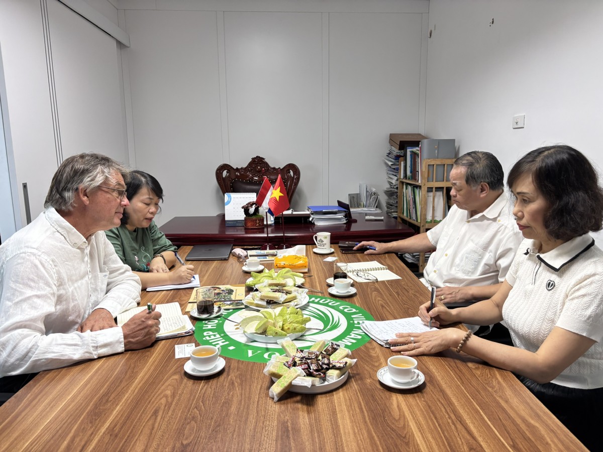 TS. Hà Phúc Mịch, Chủ tịch Hiệp hội Nông nghiệp Hữu cơ Việt Nam trao đổi với ông Peter Prins, Giám đốc Land Water Food Consult, tại buổi làm việc sáng 21/8.
