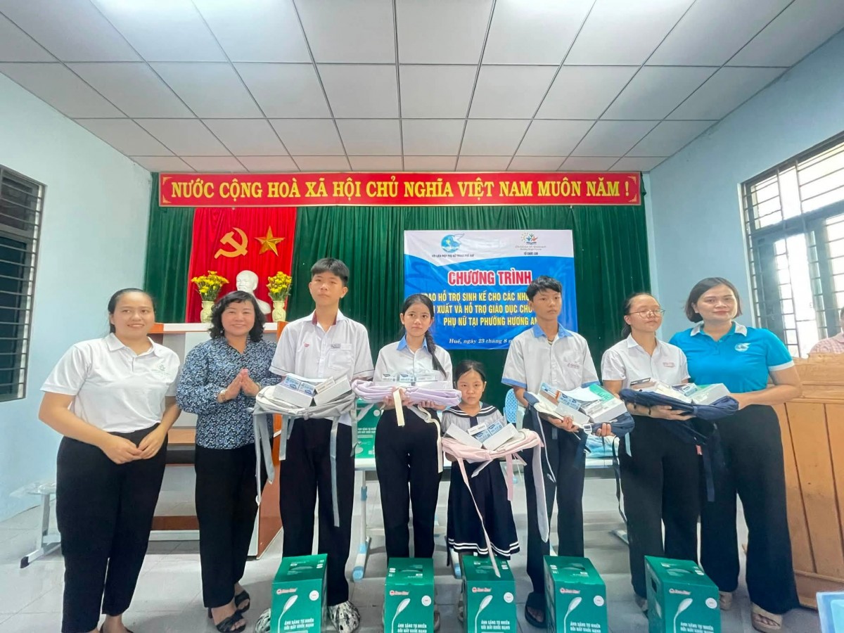 Trao máy tính, balo, bút viết, đèn học