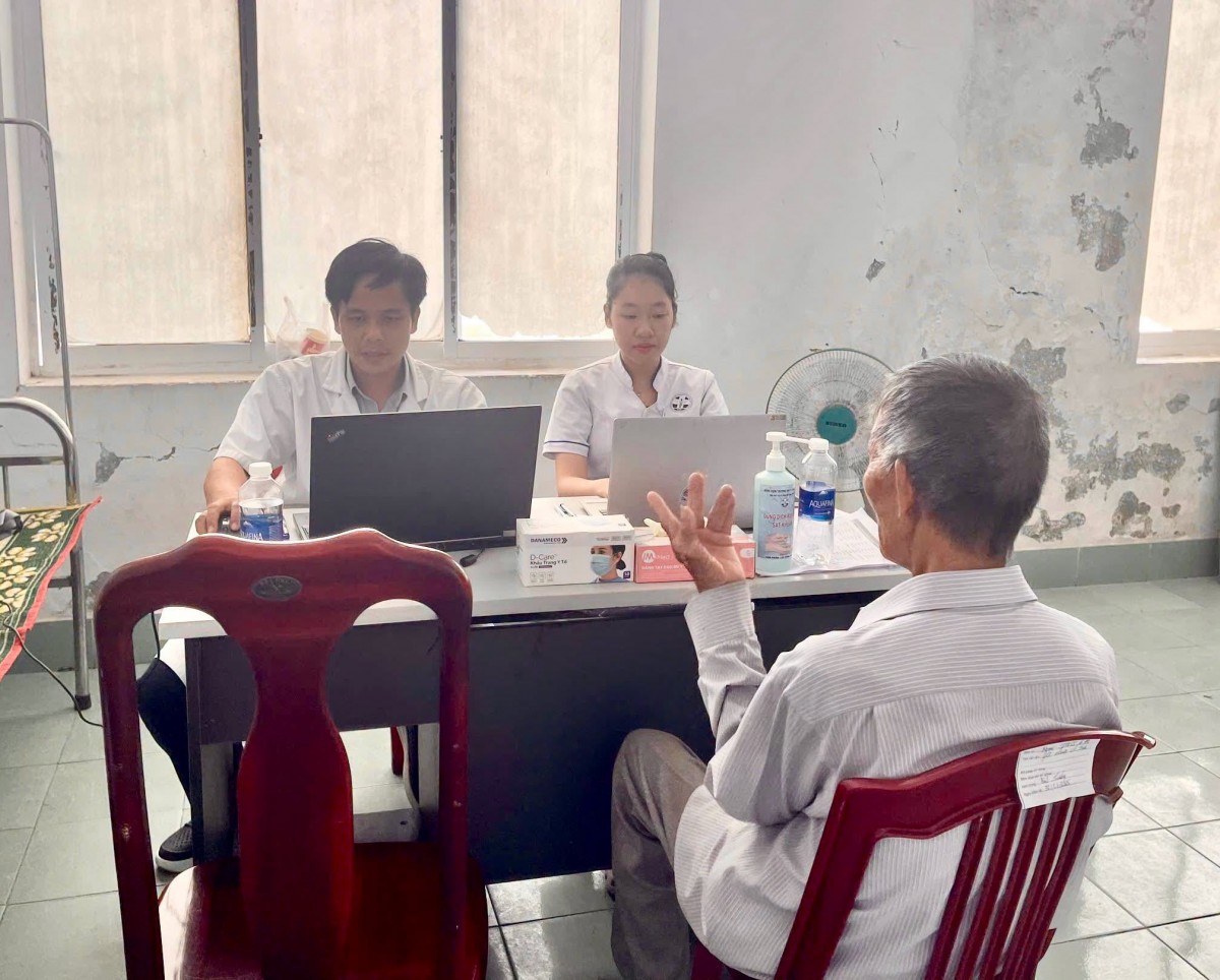 cán bộ y tế