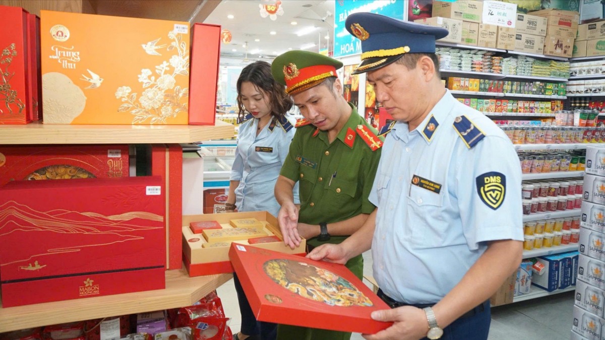 Lực lượng chức năng tăng cường kiểm tra nguồn gốc, chất lượng và điều kiện an toàn thực phẩm đối với các mặt hàng phục vụ Tết Trung thu 2026.