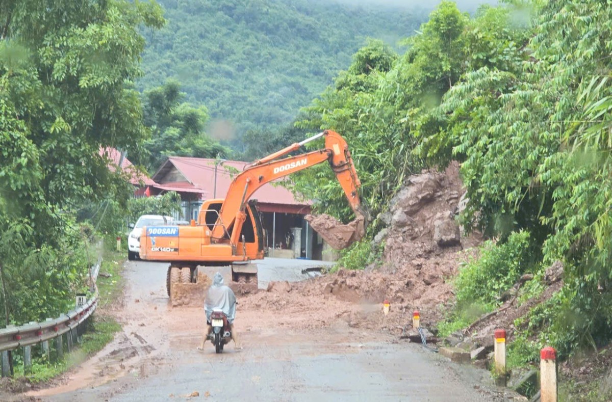 Thót tim tảng đá nặng hàng tấn rơi xuống quốc lộ 7 ở miền núi Nghệ An