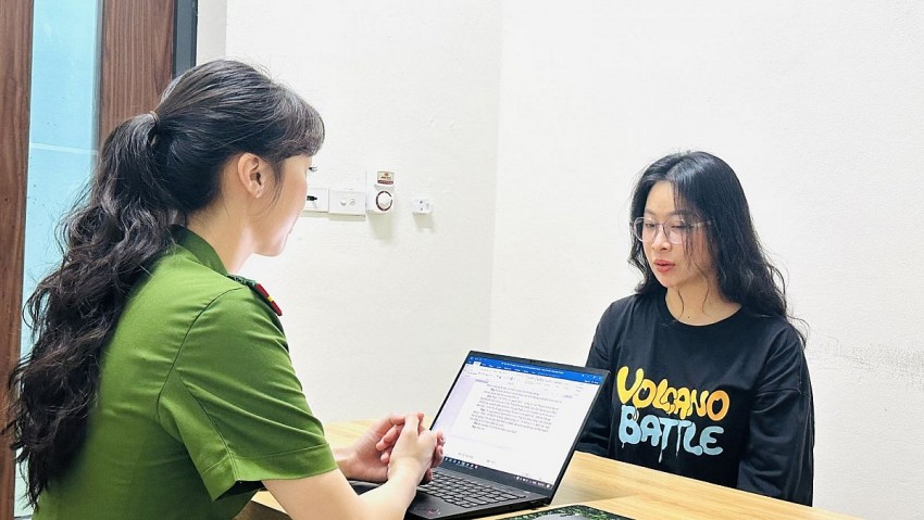 Hằng tại cơ quan công an điều tra.