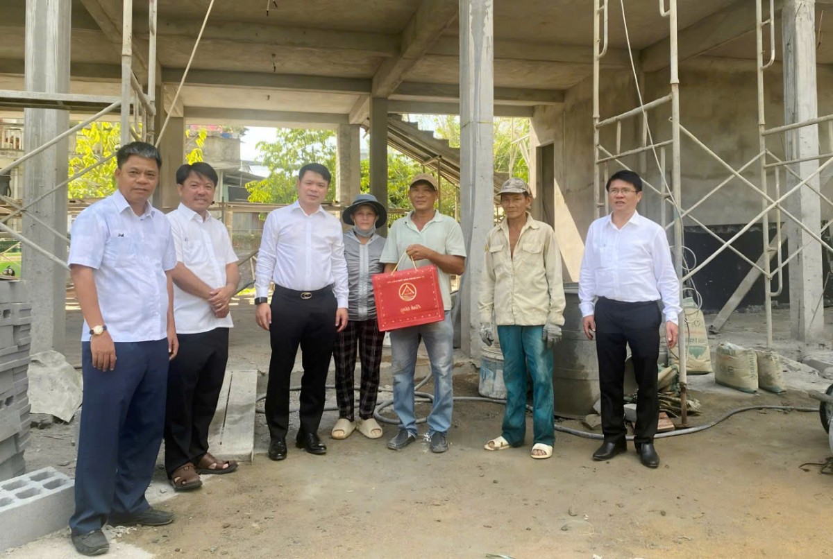 Chủ tịch UBND tỉnh Đắk Lắk kiểm tra tiến độ công trình nhà tránh lũ tại phường Tuy Hòa