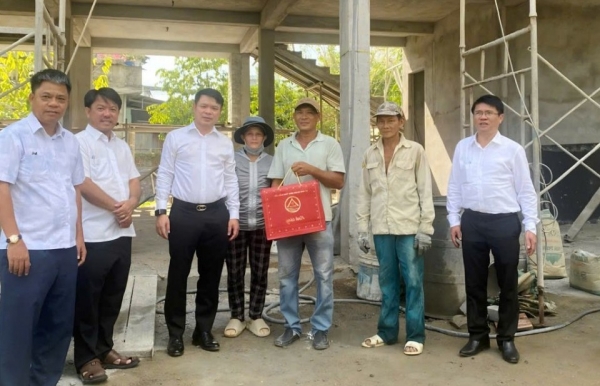 Chủ tịch UBND tỉnh Đắk Lắk kiểm tra tiến độ công trình nhà tránh lũ tại phường Tuy Hòa