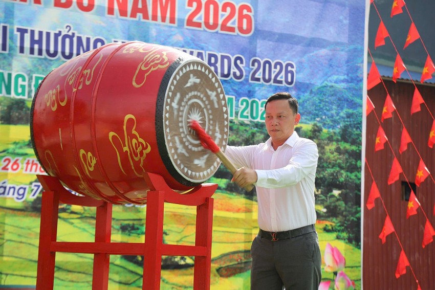 Nghĩa Đô (Lào Cai) rực rỡ ngày khai hội, đón nhận giải thưởng làng du lịch hàng đầu năm 2025