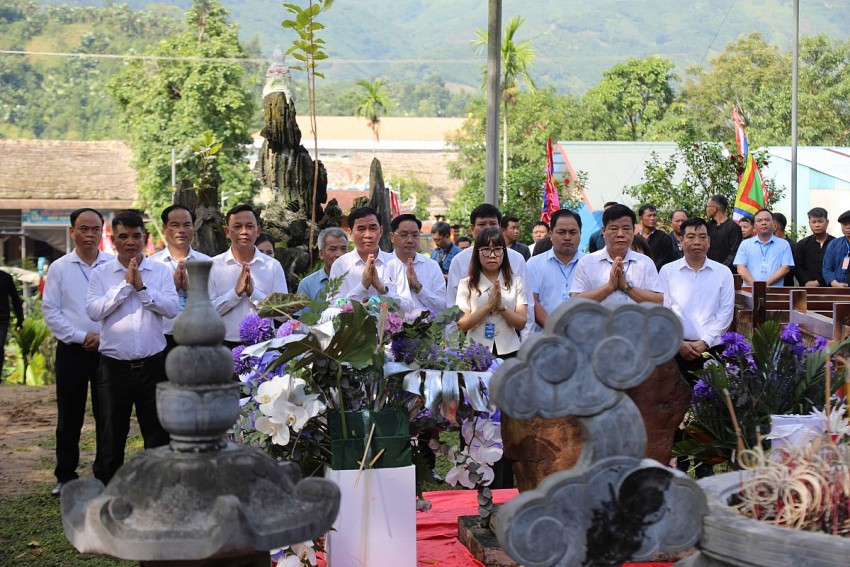 Nghĩa Đô (Lào Cai) rực rỡ ngày khai hội, đón nhận giải thưởng làng du lịch hàng đầu năm 2025