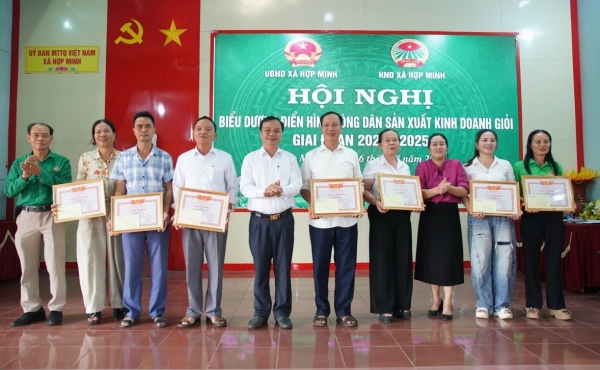 Xã Hợp Minh biểu dương 24 hộ nông dân sản xuất, kinh doanh giỏi giai đoạn 2020 - 2025