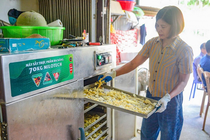 Tiếp theo là công đoạn đưa củ mài đã thái lát vào máy sấy khô để nghiền bột. 