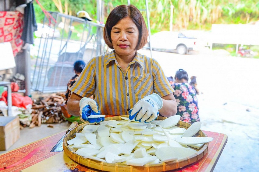 Sau khi củ mài được cạo vỏ, rửa sạch sẽ đem thái lát. 