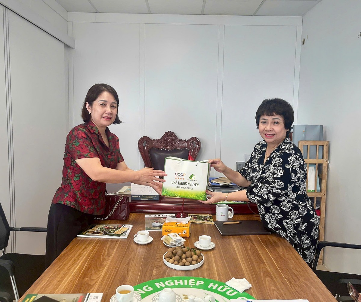 ThS. Phạm Thị Hà, Chủ tịch Liên hiệp các Hội Khoa học và Kỹ thuật tỉnh Sơn La trao quà lưu niệm tặng bà Lê Thị Thanh Hương, Chánh Văn phòng Hiệp hội Nông nghiệp Hữu cơ Việt Nam.