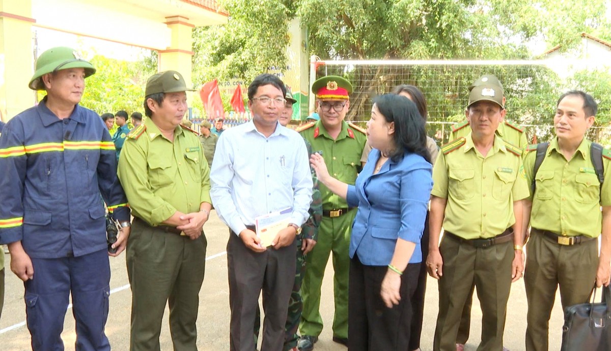 Phó Bí thư thường trực tỉnh ủy Đắk Lắk thăm, động viên các lực lượng tham gia chữa cháy rừng