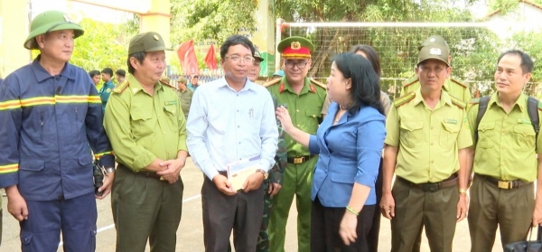 Phó Bí thư thường trực tỉnh ủy Đắk Lắk thăm, động viên các lực lượng tham gia chữa cháy rừng