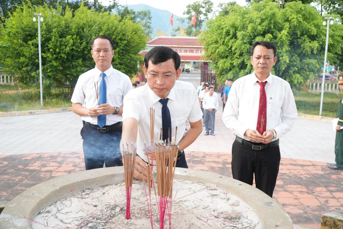 Từ những nén tâm hương đến trách nhiệm gìn giữ giá trị hôm nay dâng hương tưởng nhớ