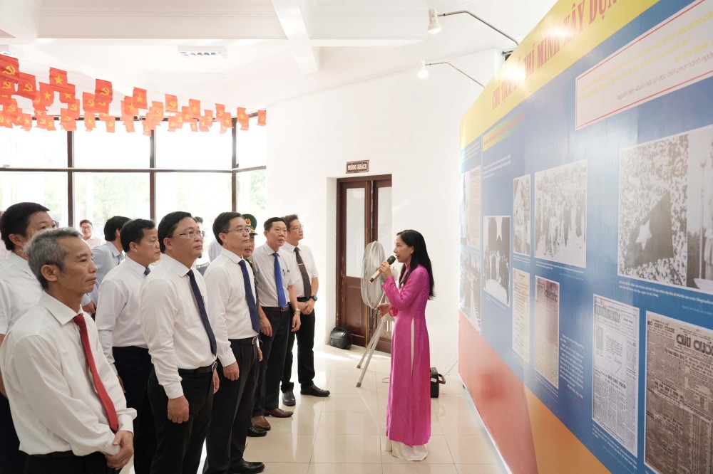 trưng bày triển lãm
