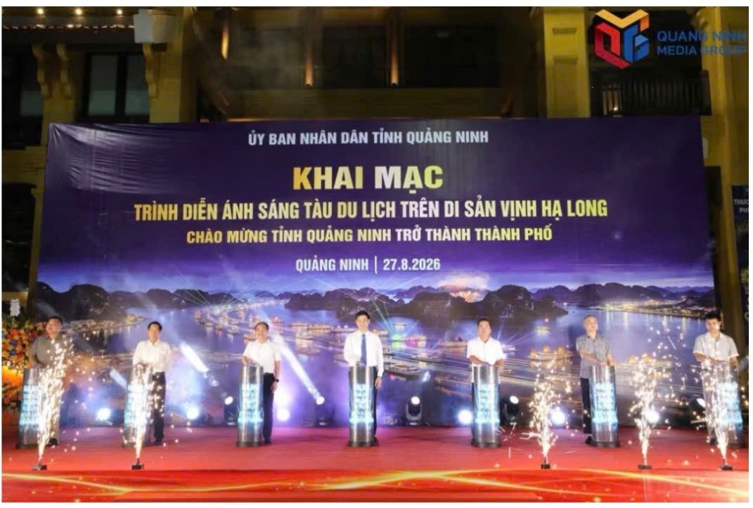 Khai mạc Chương trình trình diễn ánh sáng tàu du lịch trên Di sản vịnh Hạ Long. Ảnh:QMG