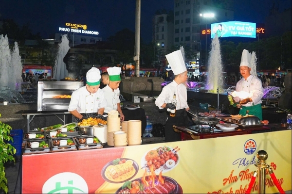 Hải Phòng chính thức "thắp sáng" phố đi bộ ẩm thực đêm