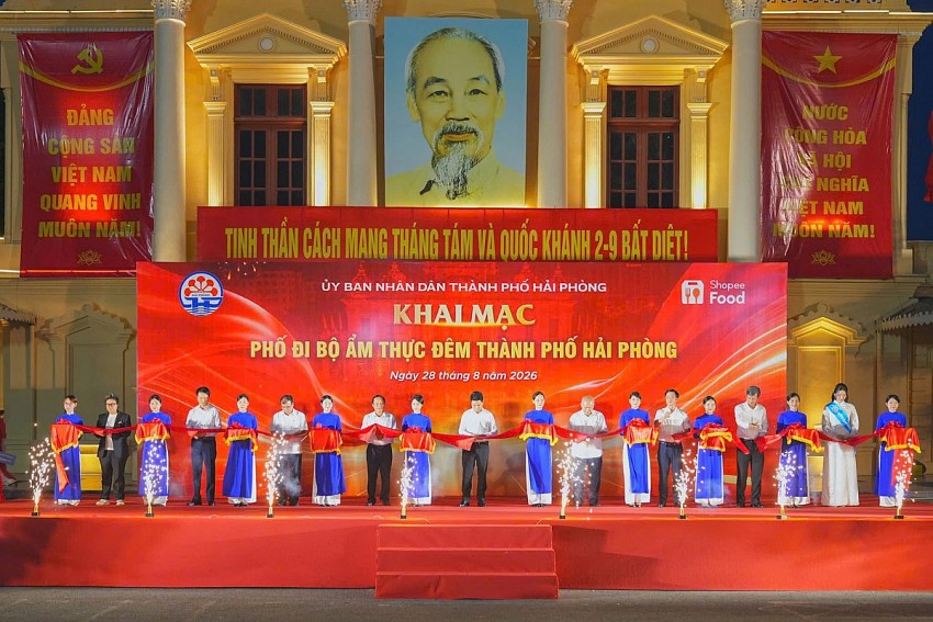Hải Phòng chính thức "thắp sáng" Phố đi bộ ẩm thực đêm
