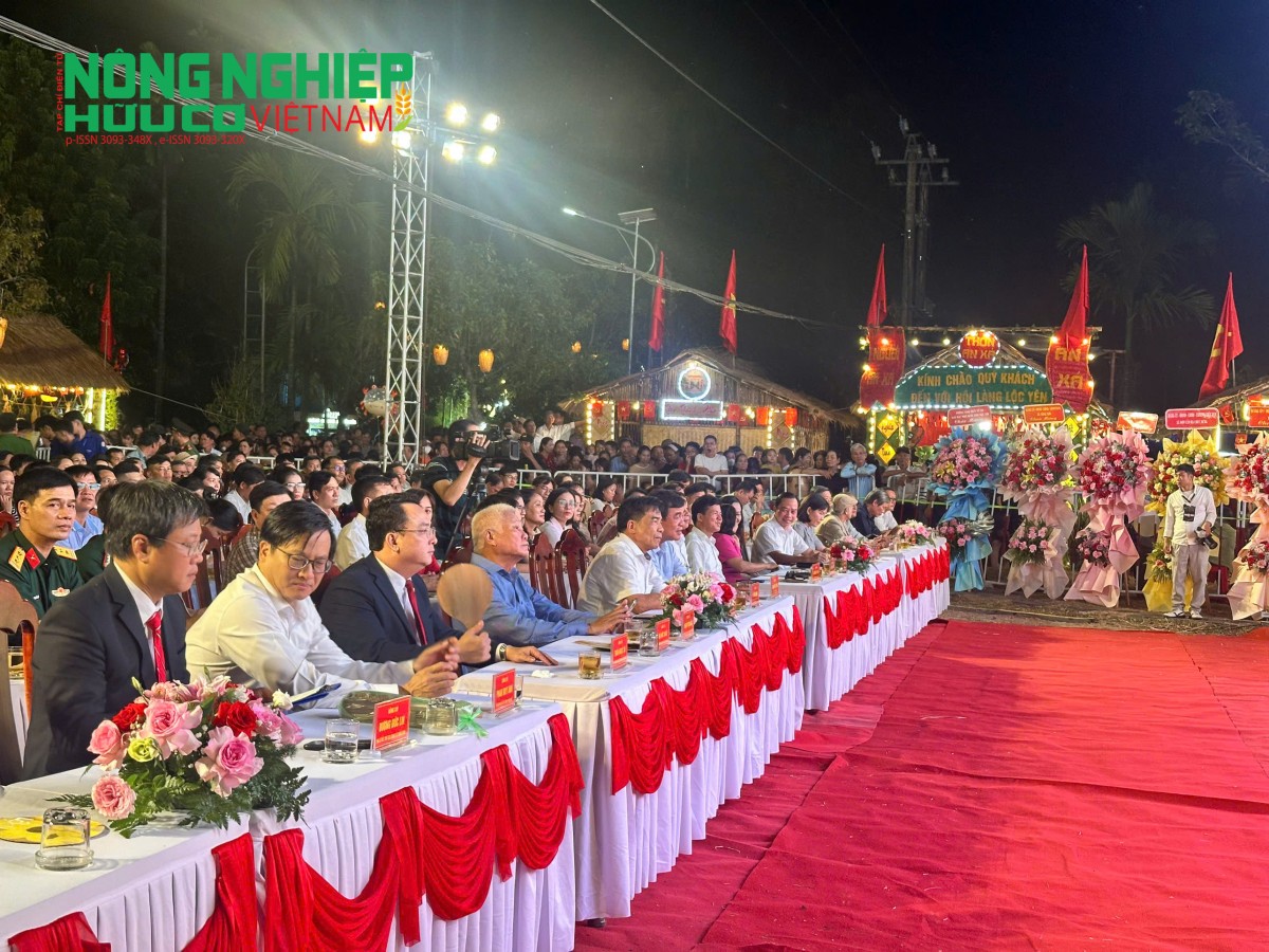 Đông đảo đại biểu, người dân và du khách tham dự lễ khai mạc Hội làng Lộc Yên lần thứ V năm 2026.