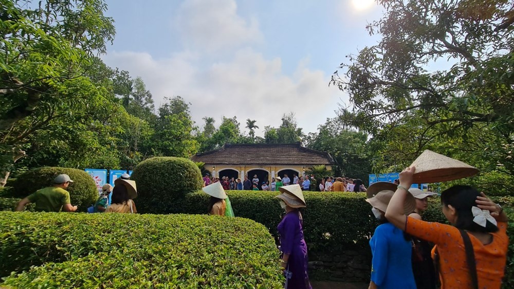 Du khách tham quan, trải nghiệm không gian xanh tại Làng cổ Lộc Yên, xã Thạnh Bình, thành phố Đà Nẵng.