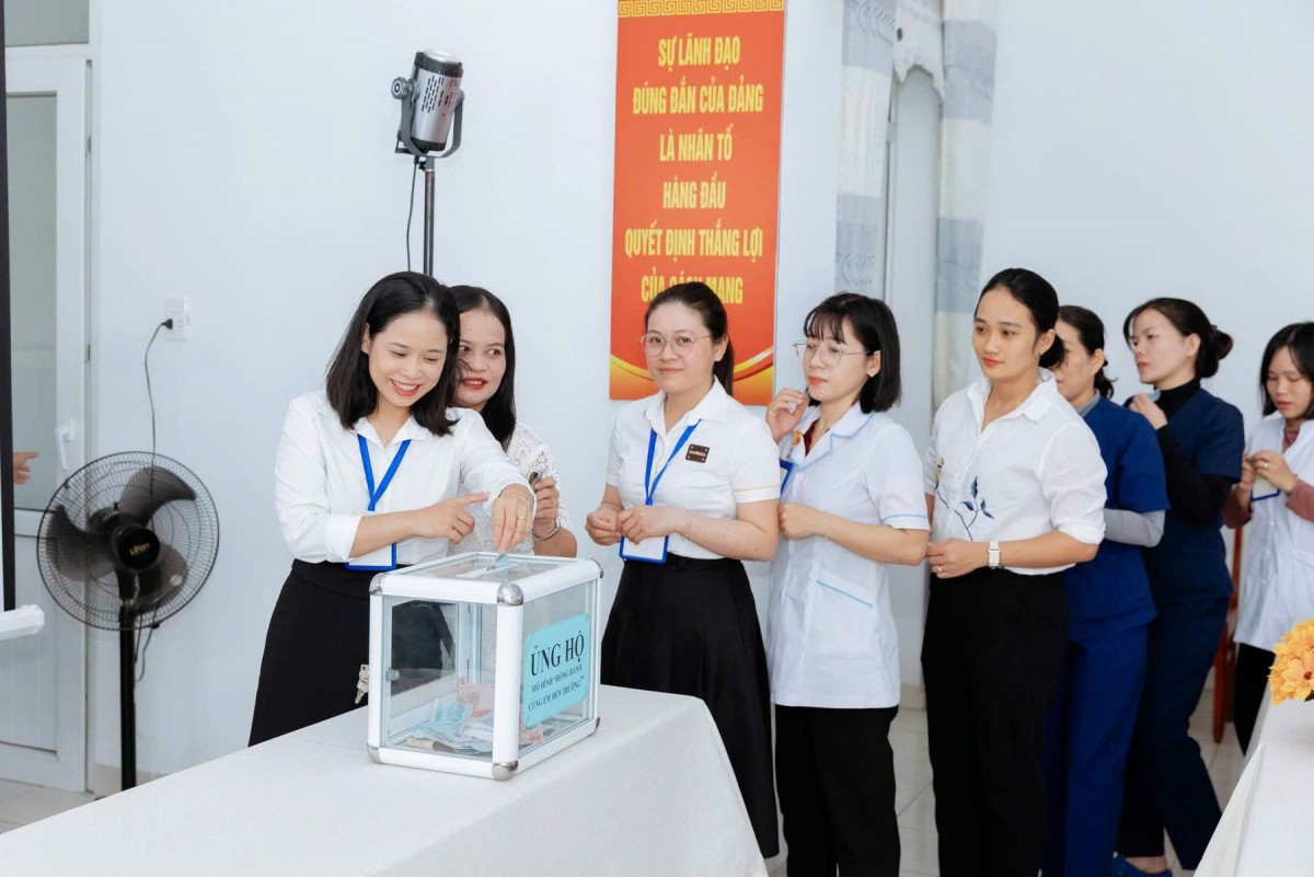 Viên chức, người lao động Trung tâm tham gia đóng góp tại lễ phát động mô hình “Đồng hành cùng em đến trường”.