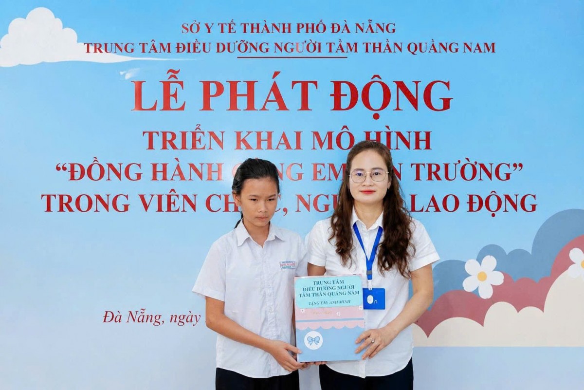 Bí thư Chi bộ, Giám đốc Trung tâm Điều dưỡng người tâm thần Quảng Nam Phạm Thị Mỹ Nương trao phần hỗ trợ cho em Trương Thị Ánh Minh trước thềm năm học mới.
