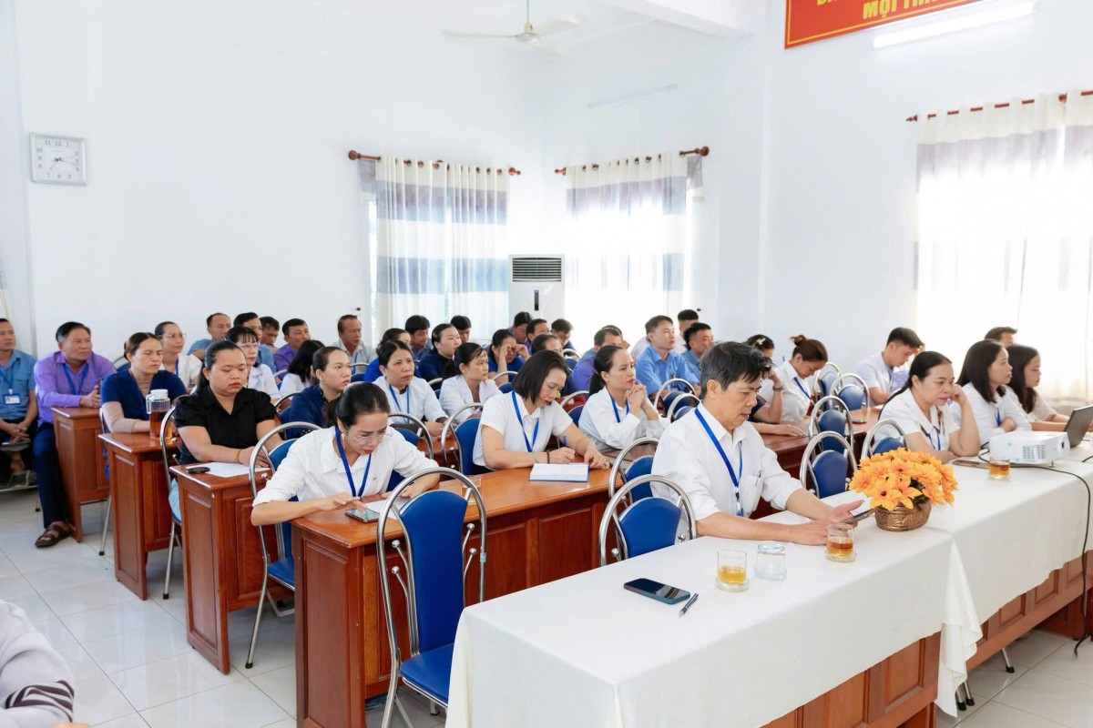 Viên chức, người lao động Trung tâm Điều dưỡng người tâm thần Quảng Nam tham dự buổi phát động mô hình “Đồng hành cùng em đến trường”.