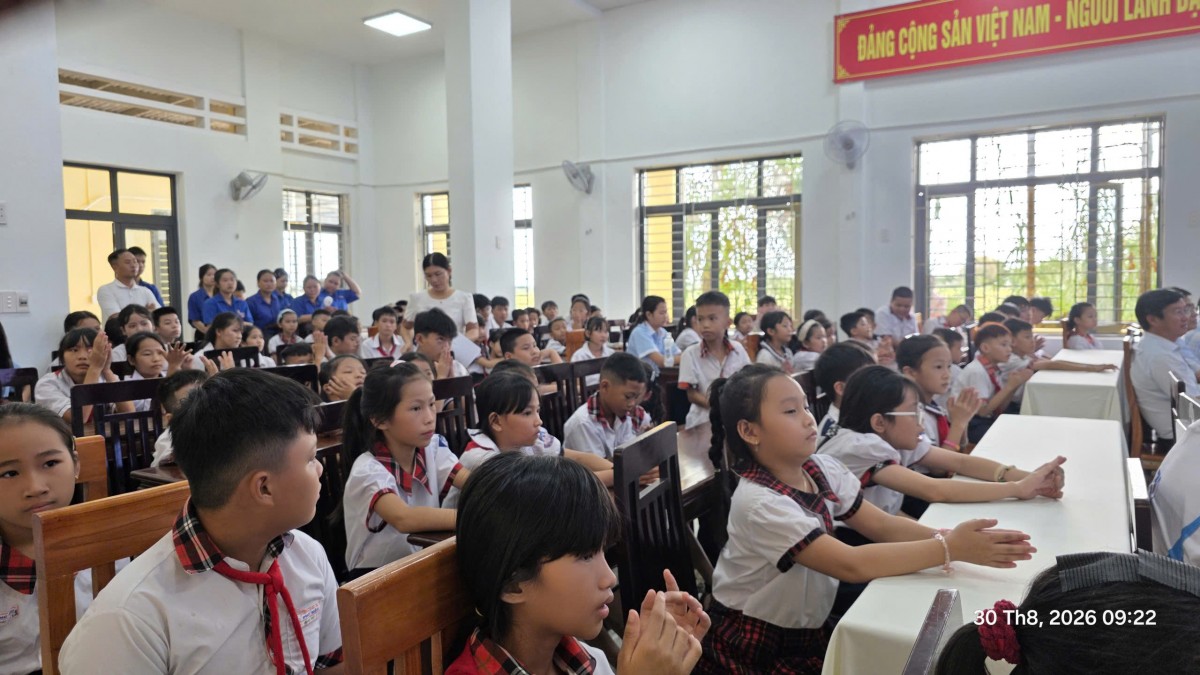 Nâng bước em đến trường - Tiếp sức cho học sinh khó khăn tại phường Dương Nỗ