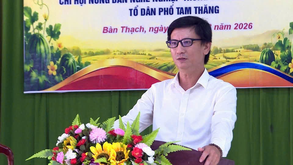 Ông Lê Ngọc Dương, Phó Bí thư Thường trực Đảng ủy phường Bàn Thạch, phát biểu định hướng phát triển mô hình trồng dưa hấu không hạt theo hướng hữu cơ.