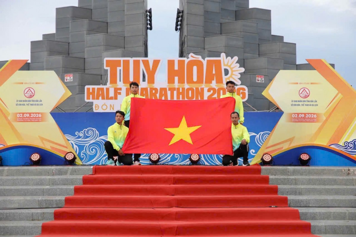 Tuy Hòa sôi động ngày Quốc khánh với giải chạy đón bình minh và đêm hội sầu riêng 2026