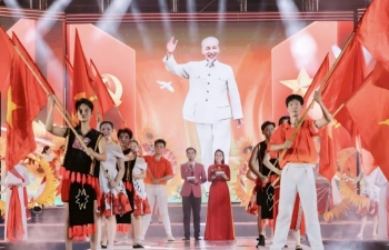Tuy Hòa sôi động ngày Quốc khánh với giải chạy đón bình minh và đêm hội sầu riêng 2026