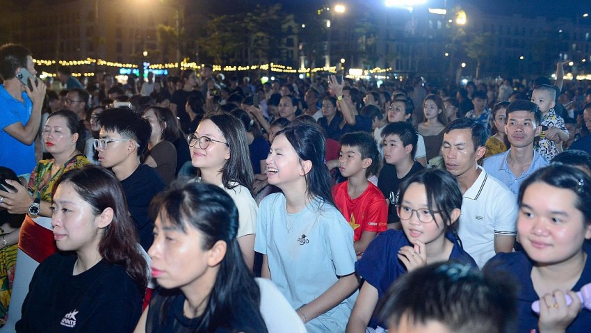 Hàng ngàn du khách đổ về Sầm Sơn nghỉ dưỡng và tham quan dịp lễ Quốc Khánh 2/9.