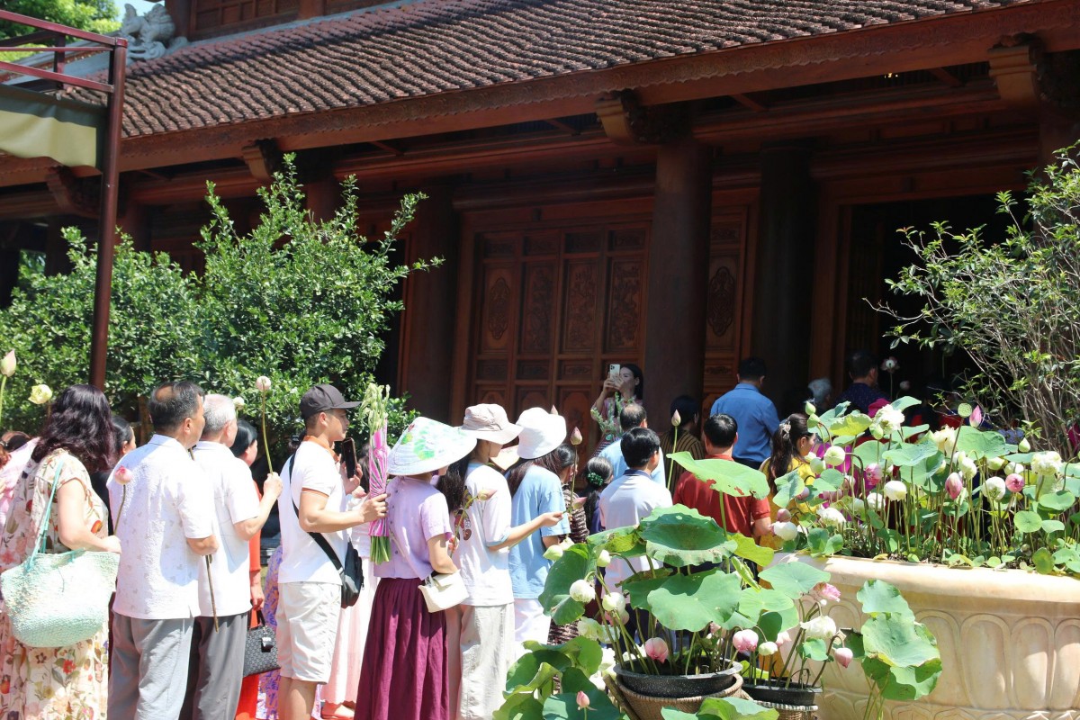 Trang trọng lễ dâng hoa, dâng hương tưởng niệm 57 năm ngày mất của Chủ tịch Hồ Chí Minh