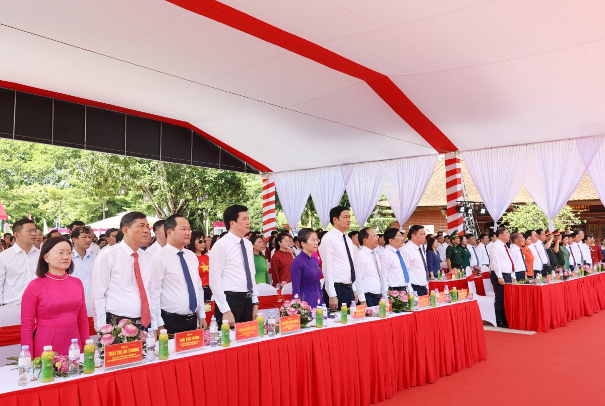 Trang trọng lễ dâng hoa, dâng hương tưởng niệm 57 năm ngày mất của Chủ tịch Hồ Chí Minh