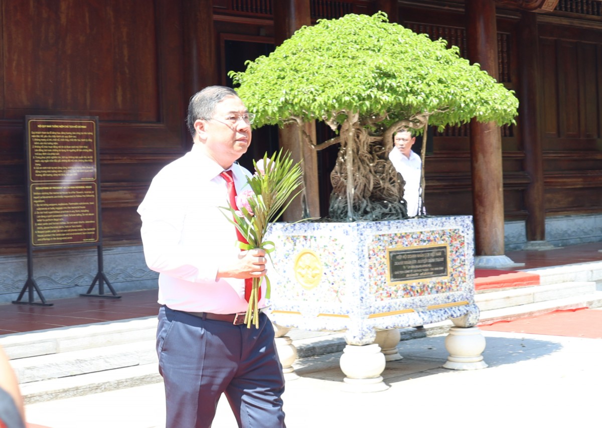 Trang trọng lễ dâng hoa, dâng hương tưởng niệm 57 năm ngày mất của Chủ tịch Hồ Chí Minh