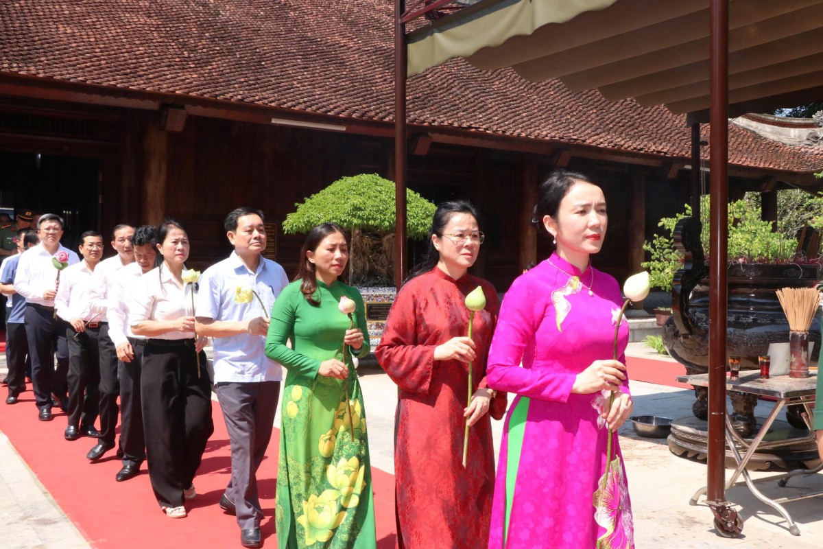Trang trọng lễ dâng hoa, dâng hương tưởng niệm 57 năm ngày mất của Chủ tịch Hồ Chí Minh