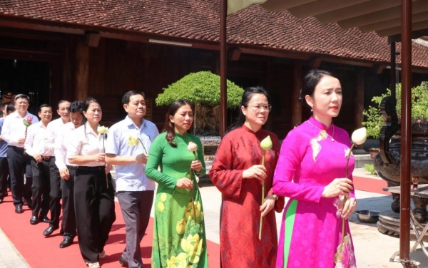 Trang trọng lễ dâng hoa, dâng hương tưởng niệm 57 năm ngày mất của Chủ tịch Hồ Chí Minh