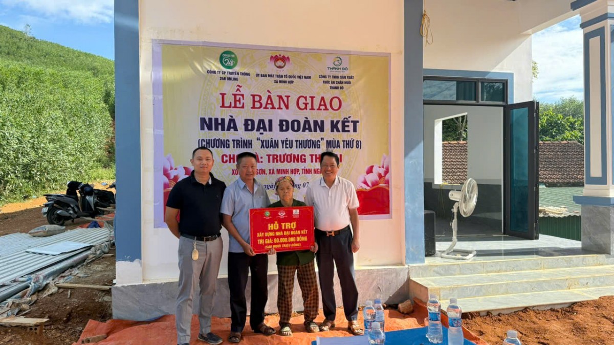 Đại diện Công ty Thành Đô trao nhà tình nghĩa cho hộ dân có hoàn cảnh khó khăn tại xã Minh Hợp, tỉnh Nghệ An.