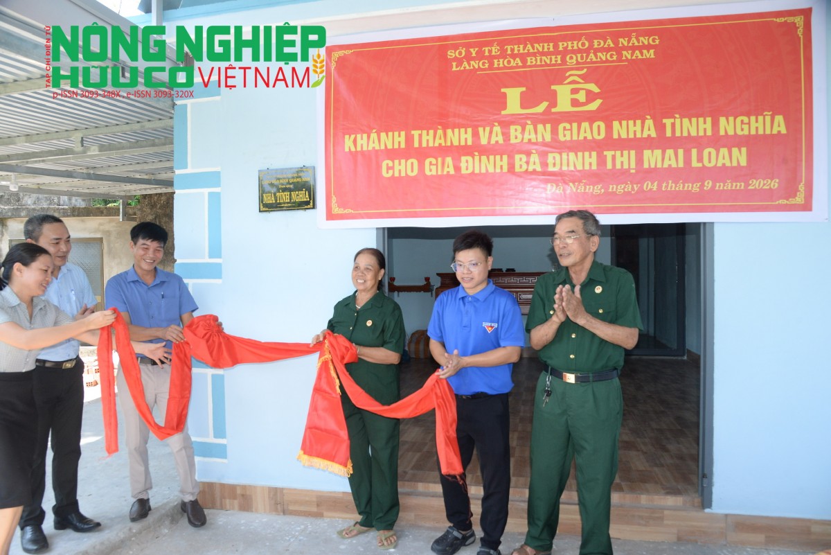 Các đại biểu cùng gia đình thực hiện nghi thức cắt băng khánh thành, chính thức bàn giao ngôi nhà tình nghĩa. Các đại biểu cùng gia đình thực hiện nghi thức cắt băng khánh thành, chính thức bàn giao ngôi nhà tình nghĩa.