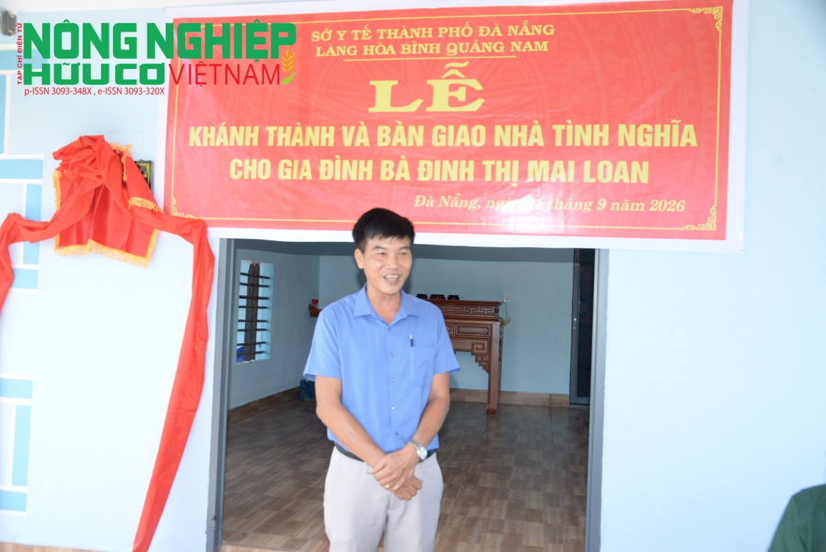 Đại diện địa phương, ông Nguyễn Hổ Hiền - Bí thư Chi bộ thôn Thạnh Hòa chia sẻ niềm vui cùng gia đình bà Đinh Thị Mai Loan. Đại diện địa phương, ông Nguyễn Hổ Hiền - Bí thư Chi bộ thôn Thạnh Hòa chia sẻ niềm vui cùng gia đình bà Đinh Thị Mai Loan.
